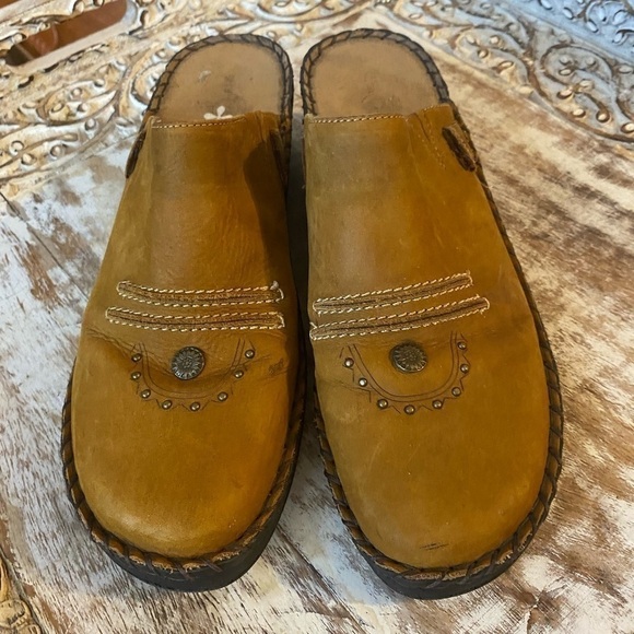 ? Shoes - Leather clogs size 9, made in Brazil